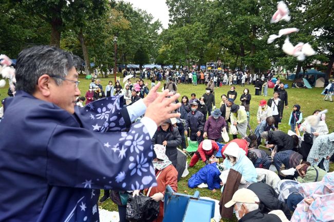 雨にも負けず、大勢が来場　大樹「柏林公園まつり」