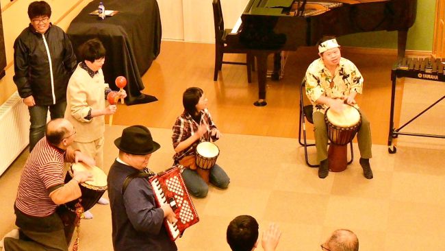 ダウン症の即興演奏家の新倉壮朗さんがミニライブ　映画の上映会も