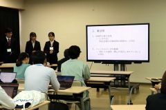 働き方改革についてアイデアを発表する早稲田大の学生