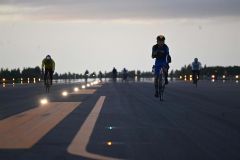 滑走路で自転車を楽しむ参加者（２３日午前５時２０分ごろ、とかち帯広空港）