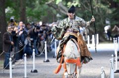 的を射った射手に参拝客から拍手が送られた（２３日午前１１時２０分ごろ、須貝拓也撮影