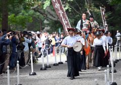 五穀豊穣を願い奉納された流鏑馬（２３日午前１１時ごろ、須貝拓也撮影）