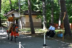 疾走する馬上から的を射る射手（２３日午前１１時５０分ごろ、須貝拓也撮影）