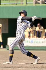 【Ａブロック準決勝・白樺学園－帯農】３打数２安打１打点と勝負強さを見せ、チームの勝利に貢献した白樺学園の岩部大翔