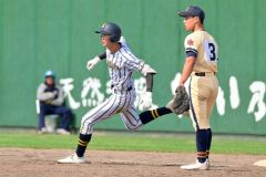 【Ａブロック準決勝・白樺学園―帯農】白樺学園は５回１死三塁、岩部大翔が右前適時打を放ち出塁、５―３とする