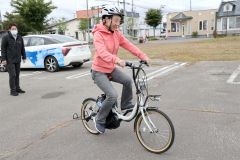 水素で動くＦＣ自転車に試乗する来場者