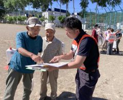 初めてとなる巨大地震を想定した全町避難訓練で、足寄町職員と避難経路などを確認する町民ら