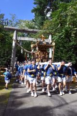 音更神社の下境内を出発する神社みこし