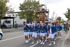 神社みこしが沿道を練り歩き本祭を地域住民らにふれ込んだ