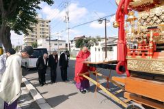 渡御（とぎょ）の途中で行われた供饌祭（きょうせんさい）の様子２４日午前１０時半ごろ、助川かおる通信員）