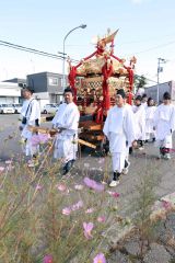 青空の下、市内を回るみこし（２４日午前１０時２０分ごろ、助川かおる通信員）