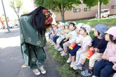 獅子舞を怖がる子どもたち（２４日午前１０時２０分ごろ、助川かおる通信員）