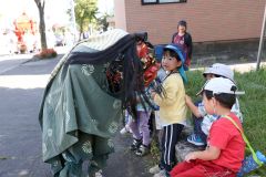 獅子舞を怖がる子どもたち（２４日午前１０時２０分ごろ、助川かおる通信員）