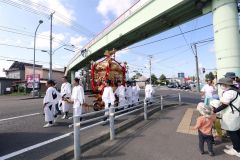 神様を乗せ市内を回るみこし（２４日午前１０時１０分ごろ、助川かおる通信員）