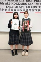 最優秀賞を受賞した沼口芽生さん（右）と優秀賞の棧美桜さん