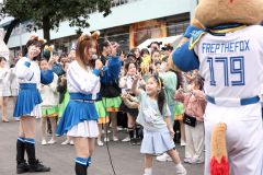 「きつねダンス」を教えるファイターズガールらと、実践する子どもたち（助川かおる通信員撮影）