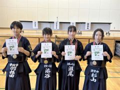 女子個人戦入賞者。（左から）羽根田祈里、添谷ここみ、瀨尾咲綺奈、杉山陽菜乃