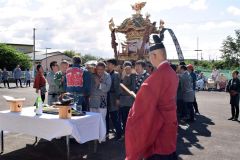 みこしを披露する十勝池田神輿会ら