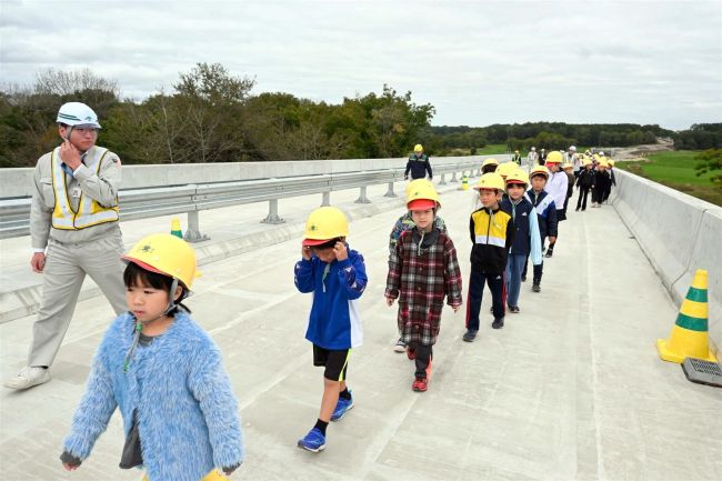 高速道路の工事現場を見学　大樹小児童