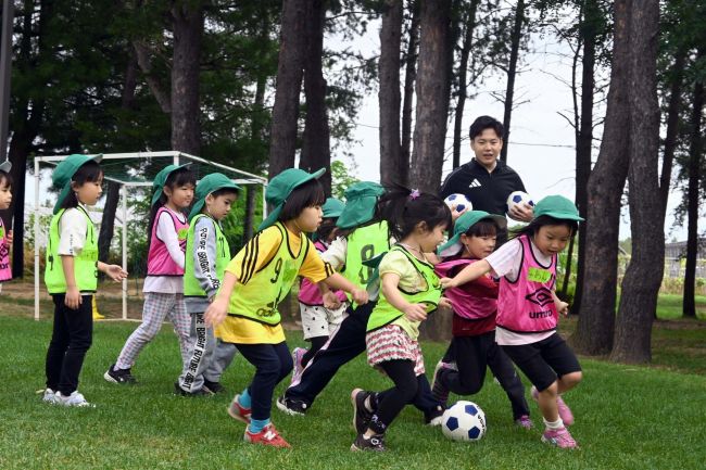 ボールは友達　帯広の森幼稚園で十勝地区サッカー協会巡回指導