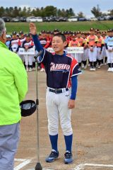 開会式で選手宣誓する大正スカイファイターズの高谷宗佑主将