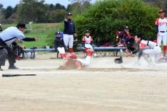 【決勝・豊成ファイターズ―ウエストマリナーズ】豊成は五回、２死から敵失の間に一走中正広佳がホームを陥れ６－５と勝ち越し点を挙げた