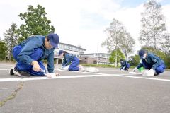 現場実習で、文化創造センターの駐車場の白線を塗り直す生徒ら