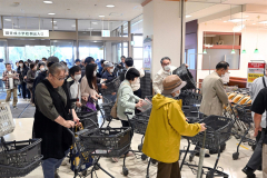 開店と同時に入場する買い物客（２７日午前９時ごろ、須貝拓也撮影）