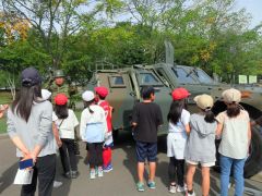 自衛隊の軽装甲機動車を見学する児童ら