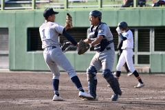 【Ｂブロック代表決定戦・帯工－帯南商】帯工は完封勝利の水野隼投手と田中礼人捕手が本塁上で勝利を喜ぶ