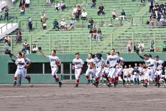 【Ａブロック代表決定戦・帯大谷－白樺学園】勝利を収め、応援席へと駆け出す帯大谷ナイン