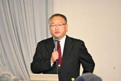 町政報告会で取り組みを語る安井町長