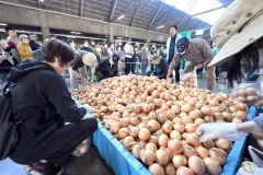 人気を集めた野菜の詰め放題（２９日午前１０時ごろ、須貝拓也撮影）