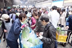 新鮮野菜を買い求める客でにぎわう市場（２９日午前１０時２０分ごろ、須貝拓也撮影）