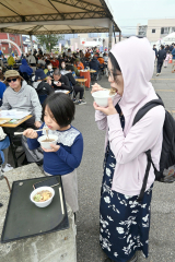 打ちたてのそばを味わう来場者（２９日午前１０時１５分ごろ）