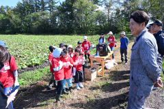 草森さん（写真右）と参加した子どもたち