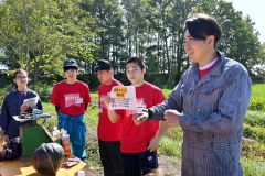 カボチャに関するクイズを出題する草森さん（写真右）