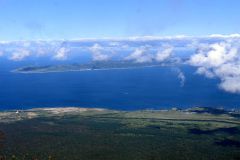 途中の見晴台からは青い海と隣の礼文島がきれいに見えた