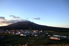 島の中央にそびえる利尻山。利尻富士町内の展望台からはきれいな稜線（りょうせん）を眺めることができる