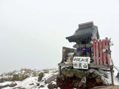 ４時間５８分で登頂した利尻山頂。白い雲に覆われ景色は見えなかったが、大きな達成感を得られた