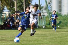 【第１４節・北海道十勝スカイアース―ＢＴＯＰ北海道】前半、激しく競り合いながら球を追うＢＴＯＰのＤＦで元スカイアースの藤村虹希（中央の白色ユニホーム、芽室町出身）