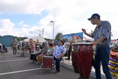 初ステージの「ばんせいオータムフェスタ２０２４」で演奏をする「つばさバンド」のメンバーら