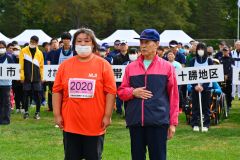 開会式で選手宣誓をする阿保武男さん（右）と北野梨沙さん（金野和彦撮影）