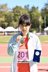 女子５０メートルで優勝し、金メダルを手に笑顔の越川栞さん（金野和彦撮影）