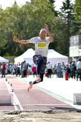 【男子走り幅跳び】助走を付けて高く飛ぶ荒木勝洋さん（金野和彦撮影）