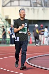 【男子１５００メートル】完走した鈴木英晴さん（金野和彦撮影）