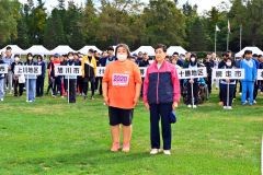 開会式で選手宣誓をする阿保武男さん（右）と北野梨沙さん（金野和彦撮影）