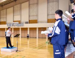 長谷川さん（左）に合唱の指導を受ける陸別中の生徒たち