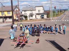 子どもみこしの歓声響く　茂岩神社秋季祭典　豊頃 2