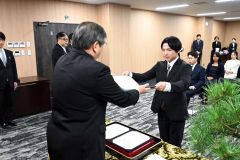 学位記を手渡す長澤学長（左）